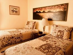 Driftwood Inn and Seaside Lodges