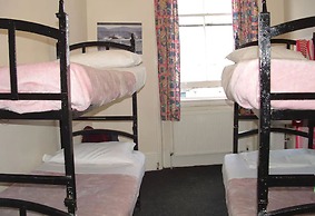 Central Hotel - Hostel