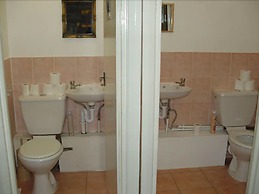 Central Hotel - Hostel