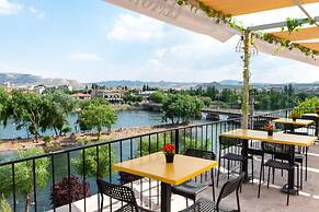 Lemon Cave Suites And Coffee House