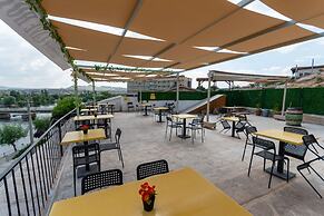 Lemon Cave Suites And Coffee House