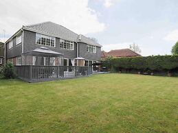 Inviting 7-bed House With sea Views in Hythe