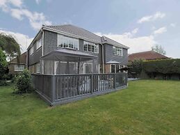 Inviting 7-bed House With sea Views in Hythe