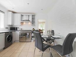 Inviting 7-bed House With sea Views in Hythe