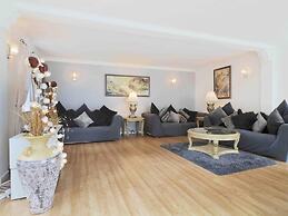 Inviting 7-bed House With sea Views in Hythe