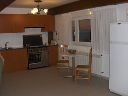 Beautiful Chalet With Spectacular Ocean Views