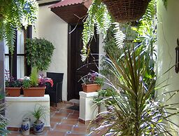 Rustic Holiday Home With Small Patio-terrace