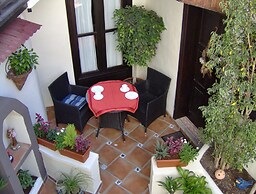 Rustic Holiday Home With Small Patio-terrace