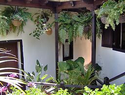 Rustic Holiday Home With Small Patio-terrace