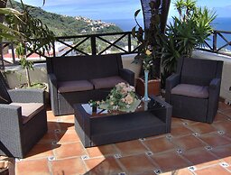 Rustic Holiday Home With Small Patio-terrace