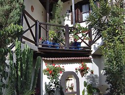 Rustic Holiday Home With Small Patio-terrace