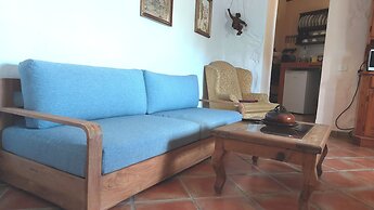 Rustic Holiday Home With Small Patio-terrace