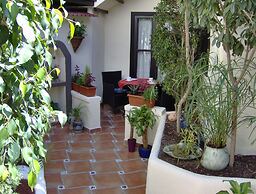 Rustic Holiday Home With Small Patio-terrace