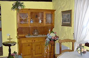 Rustic Holiday Home With Small Patio-terrace