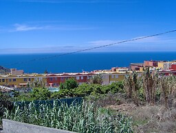 Rustic Holiday Home With Small Patio-terrace