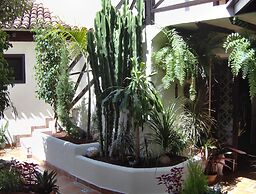 Rustic Holiday Home With Small Patio-terrace