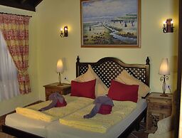 Rustic Holiday Home With Small Patio-terrace