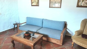 Rustic Holiday Home With Small Patio-terrace