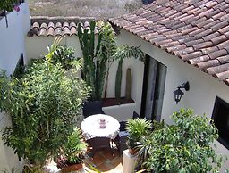 Rustic Holiday Home With Small Patio-terrace