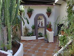 Rustic Holiday Home With Small Patio-terrace