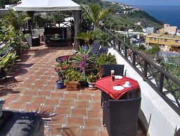 Rustic Holiday Home With Small Patio-terrace