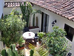 Rustic Holiday Home With Small Patio-terrace