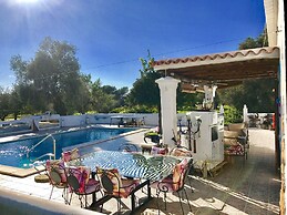 Little Cozy House With big Pool 10x5 And Wifi in Ibiza