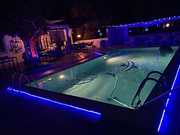 Little Cozy House With big Pool 10x5 And Wifi in Ibiza