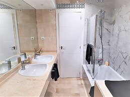 Beachfront Apt for a no Car Holiday Puerto Banus, Free Wifiparkingtvai