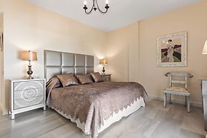 Beachfront Apt for a no Car Holiday Puerto Banus, Free Wifiparkingtvai