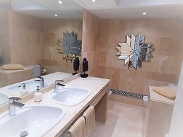 Beachfront Apt for a no Car Holiday Puerto Banus, Free Wifiparkingtvai