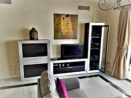 Beachfront Apt for a no Car Holiday Puerto Banus, Free Wifiparkingtvai