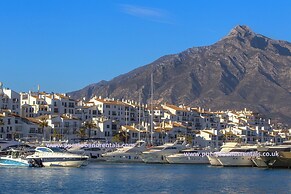 Beachfront Apt for a no Car Holiday Puerto Banus, Free Wifiparkingtvai