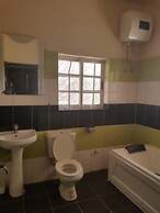 Franzy Suites And Lounge