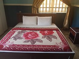 Franzy Suites And Lounge