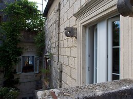 White House Apartments