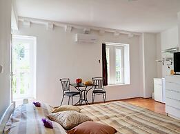 White House Apartments