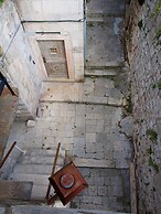 White House Apartments