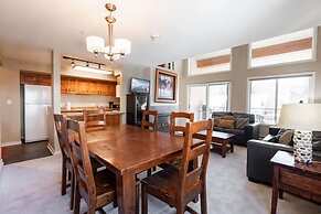 Breakaway West Convenient Condo Near Vail Village by RedAwning