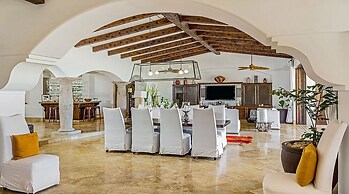 Exclusive Holiday Villa With Private Pool and Beachfront Location, Cab