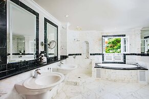 Schooner Bay 205 by Blue Sky Luxury
