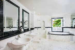 Schooner Bay 205 by Blue Sky Luxury