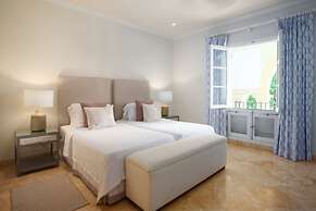 Schooner Bay 205 by Blue Sky Luxury