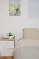 Nishi-Sugamo Guest House. 2min to Nishi-Sugamo Sta. 13min to Ikebukuro