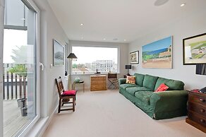Fabulous 2-bed Penthouse, Wimbledon