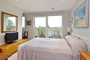 Fabulous 2-bed Penthouse, Wimbledon