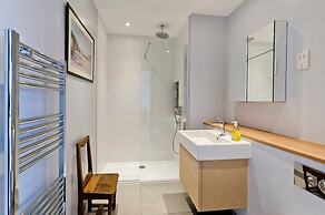 Fabulous 2-bed Penthouse, Wimbledon