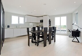 Fabulous 2-bed Penthouse, Wimbledon