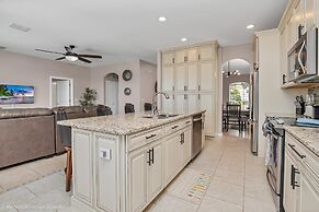 Spacious Pool Area With Lake View - 5bd/4.5ba Pool Home #5av139