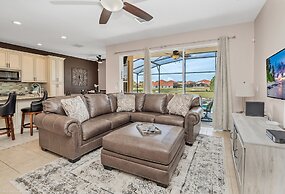 Spacious Pool Area With Lake View - 5bd/4.5ba Pool Home #5av139